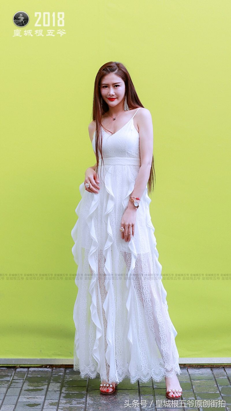 街拍:眼下时髦女人都这样穿，清凉迷人又显女人魅力