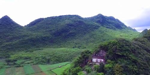 云南陡峭山壁发现一幢房子，与大山连为一体，有人在此隐居吗