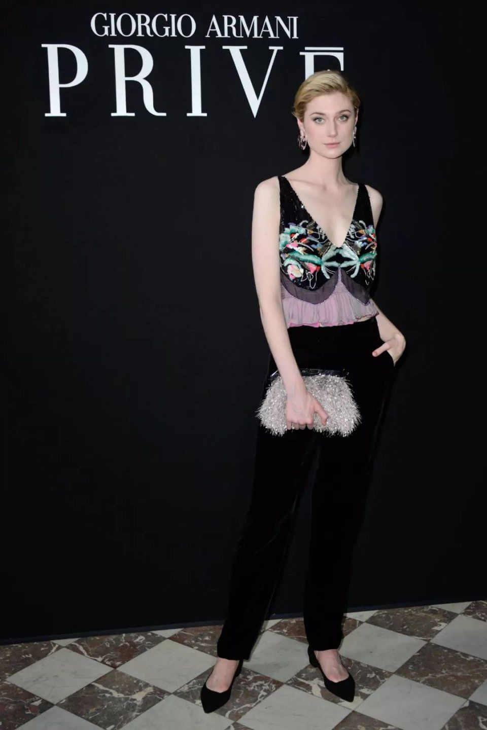 倪妮用假领衬衫抱抱单身的自己，舒淇打破亚洲人难穿玫红的魔咒!