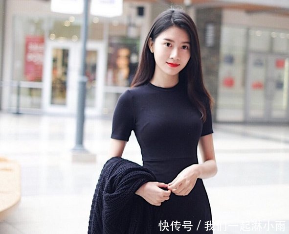 街拍：秀气白皙文静的小姐姐，身材凹凸看着年轻不知道多大！