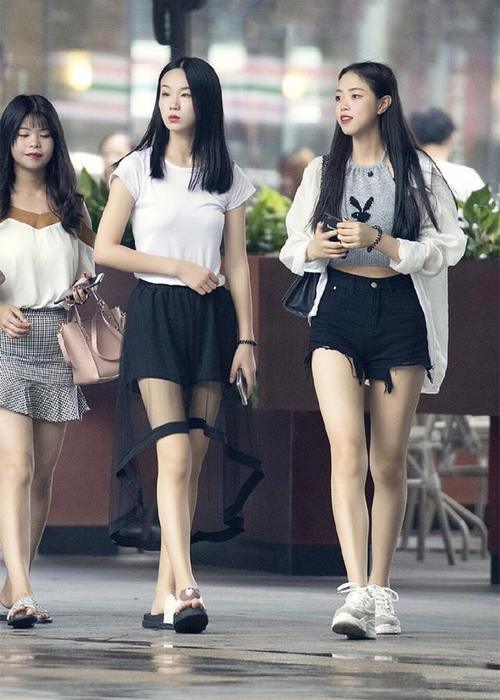 街拍：吊带裙也能穿出新时尚，谁说只有平胸妹子穿才好看