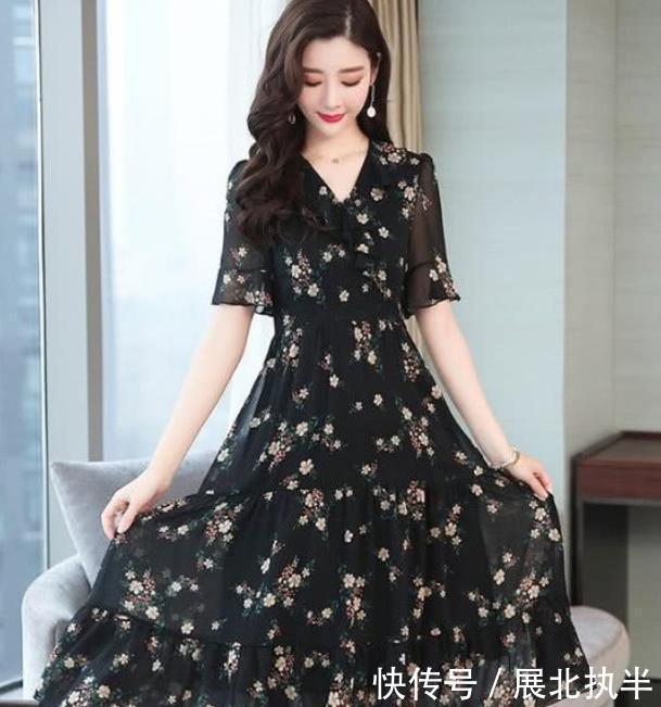  「碎花」街拍：月眉星眼的小姐姐，一件碎花的连衣裙，优雅唯美清新