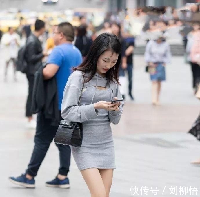  [精致]街拍牛仔短裤搭配黑色吊带背心，精致装扮为气质加分