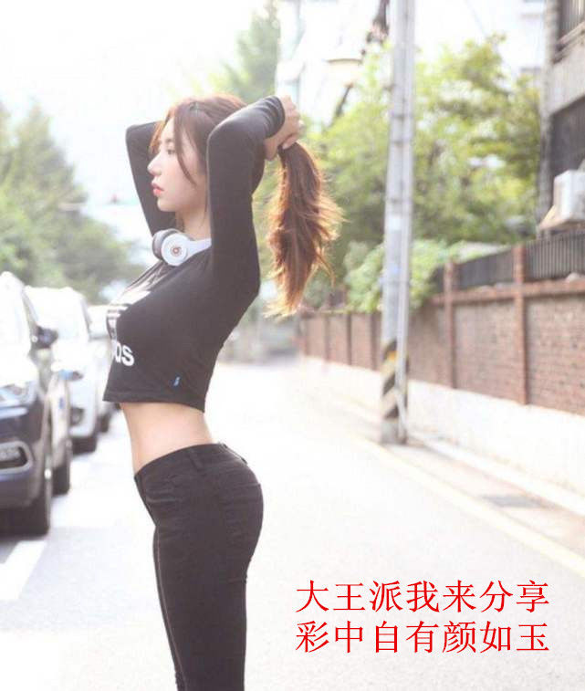 街拍牛仔裤美女，修长的美腿完美身材，低调又有内涵