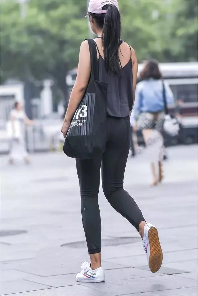 时尚小姐姐黑色紧身运动裤，搭配个性小吊带，尽显青春活力