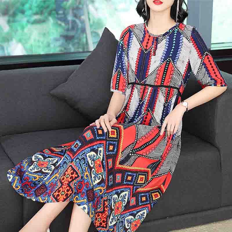 女人胆子越来越大了，短裙不穿安全裤，却从不怕走光!美丽又性感