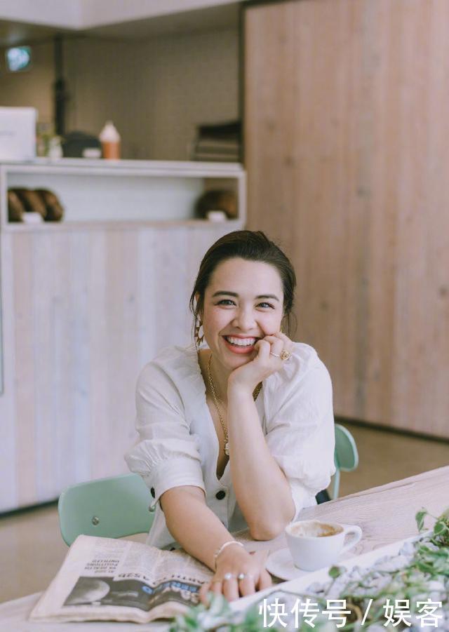 钟丽缇21岁混血女儿近照曝光,引网友热议,气质