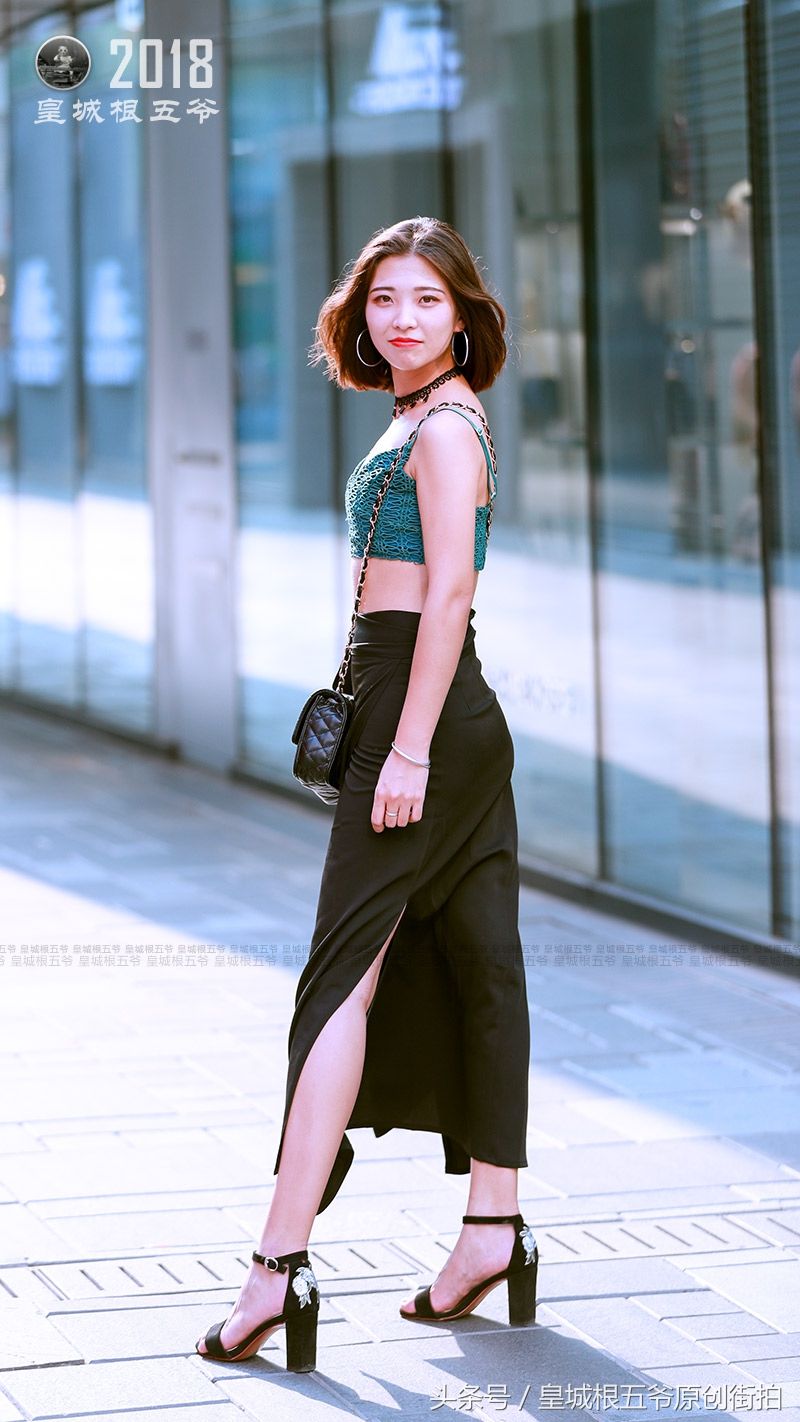 街拍:她们的穿着风格时髦又简约，尺寸拿捏的恰到好处