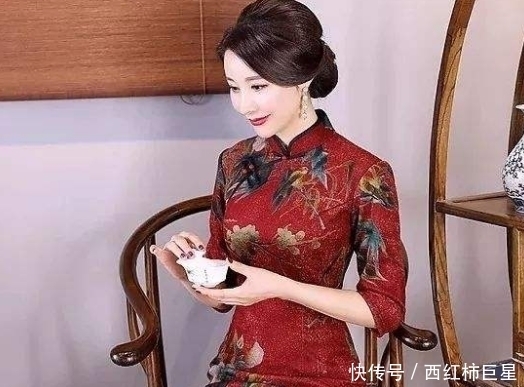  「时期」旗袍两边为何是开叉的，除了干活方便，还有一个重要原因