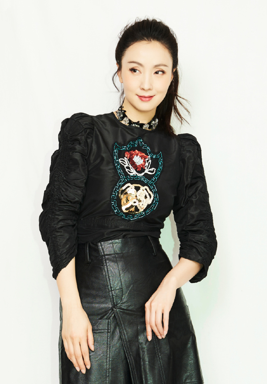 被46岁陶虹美到了！一袭黑色鱼尾裙优雅时尚，网友：气质不减当年