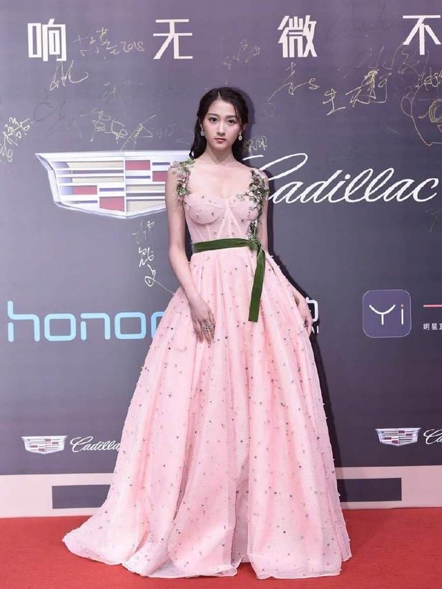 女明星同台穿粉裙，周冬雨娜扎优雅，关晓彤却美成了花仙子!