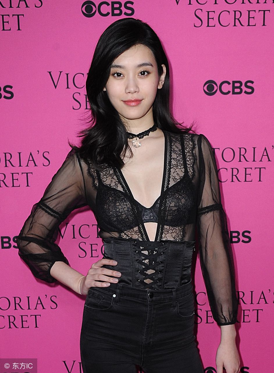 美女模特的服装，总是能让人大开眼界，美爆了