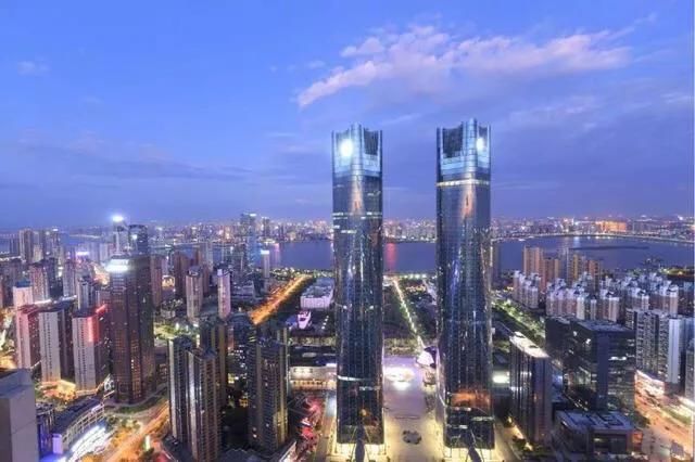 江西最高的双子塔，耗资百亿，被称中部第一，一项纪录超越迪拜塔