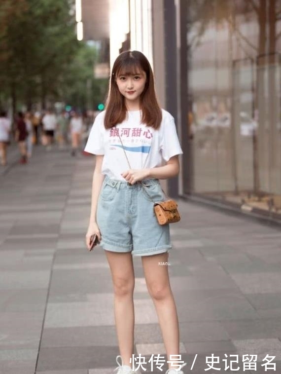 【 美女】紧身裙穿搭,展现曼妙身姿,街拍美女高挑靓丽的小姐姐