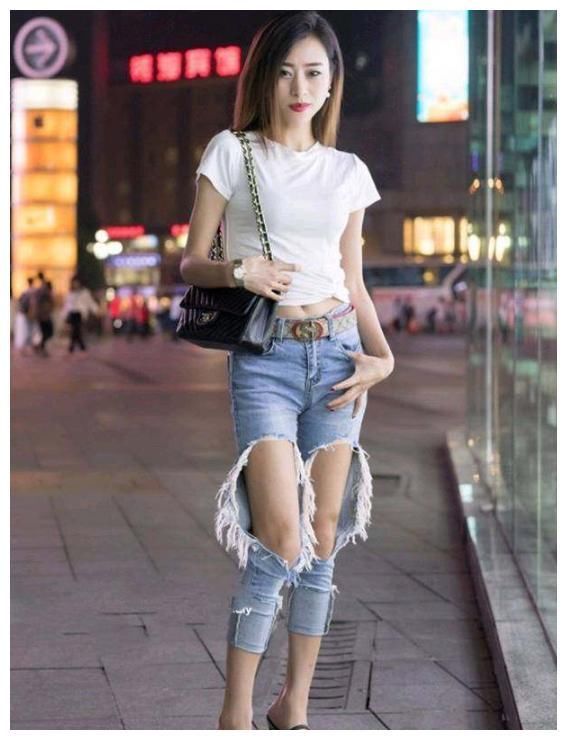 街拍:图九穿露脐装，传说中的“A4腰”，终于见识到了!