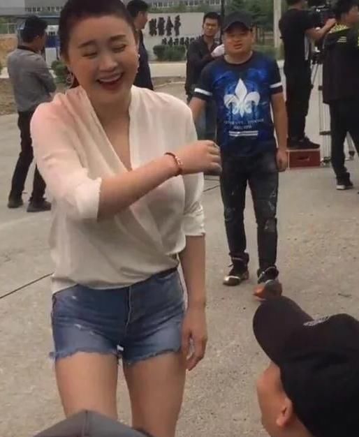 关婷娜穿短裤被调侃：穿这么紧不尴尬吗，但还是很美