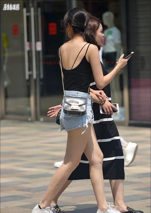  「晃眼」女神潮范儿美搭！街拍：夏日清凉性感美女，太晃眼了吧？（组图）