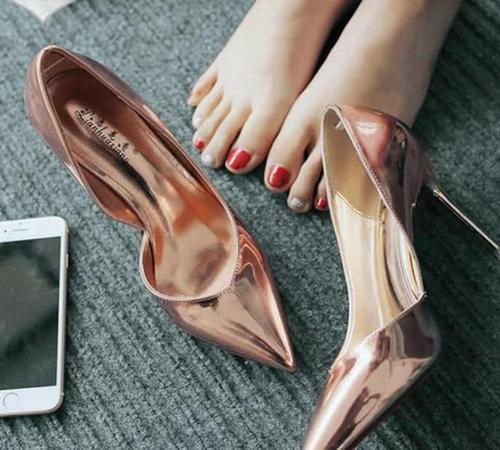 尖头细跟不仅可以提升自身气场，还能散发出大胆不羁的野性魅力！