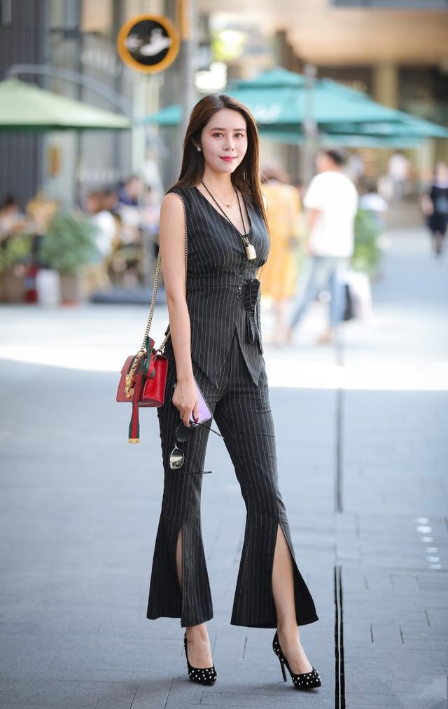 街拍女孩：独特靓丽肌肤白皙，简直美爆了！