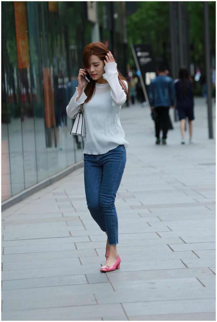 街拍: 穿着简单却很有气质的姐姐