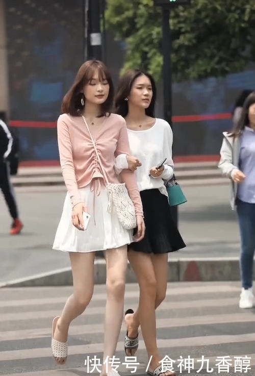 美女|美女太“年轻”了,和女神穿闺蜜装,腿像10年没洗一样,佩服!