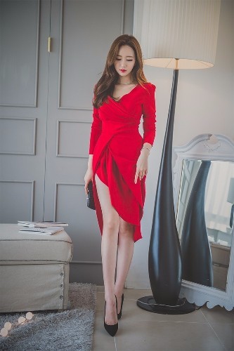 红唇美女开叉连衣裙高跟美腿前凸后翘,演绎别样风情