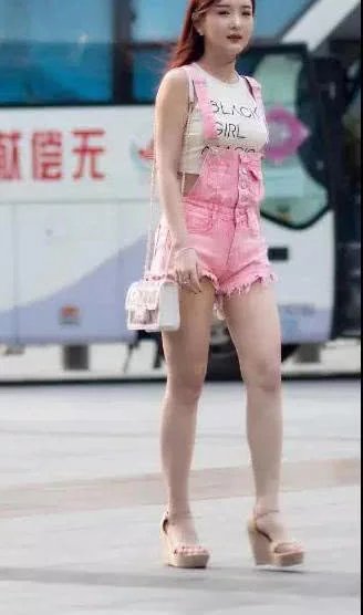 清纯小姐姐身材粉色背带裤，大秀一双迷人的大长腿十分性感