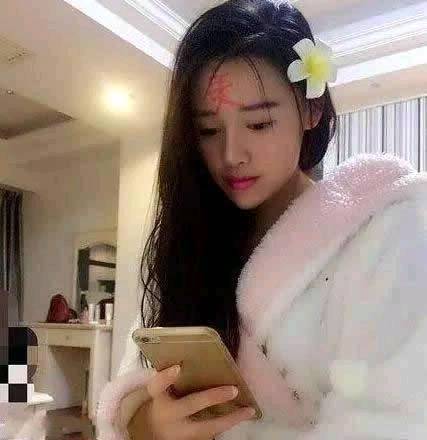  「幽默」搞笑图片幽默段子笑话：妹子你已经很美了，就不用在额头上画了吧