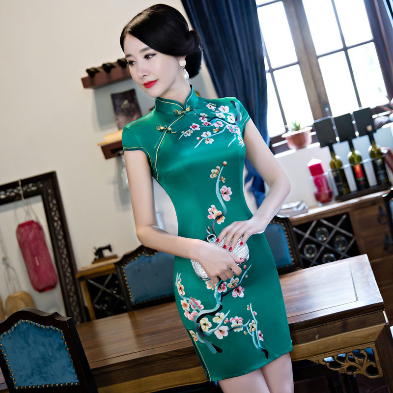 这么穿旗袍的女人,不可多见!婀娜的身姿,配,一抹淡妆容,甚美