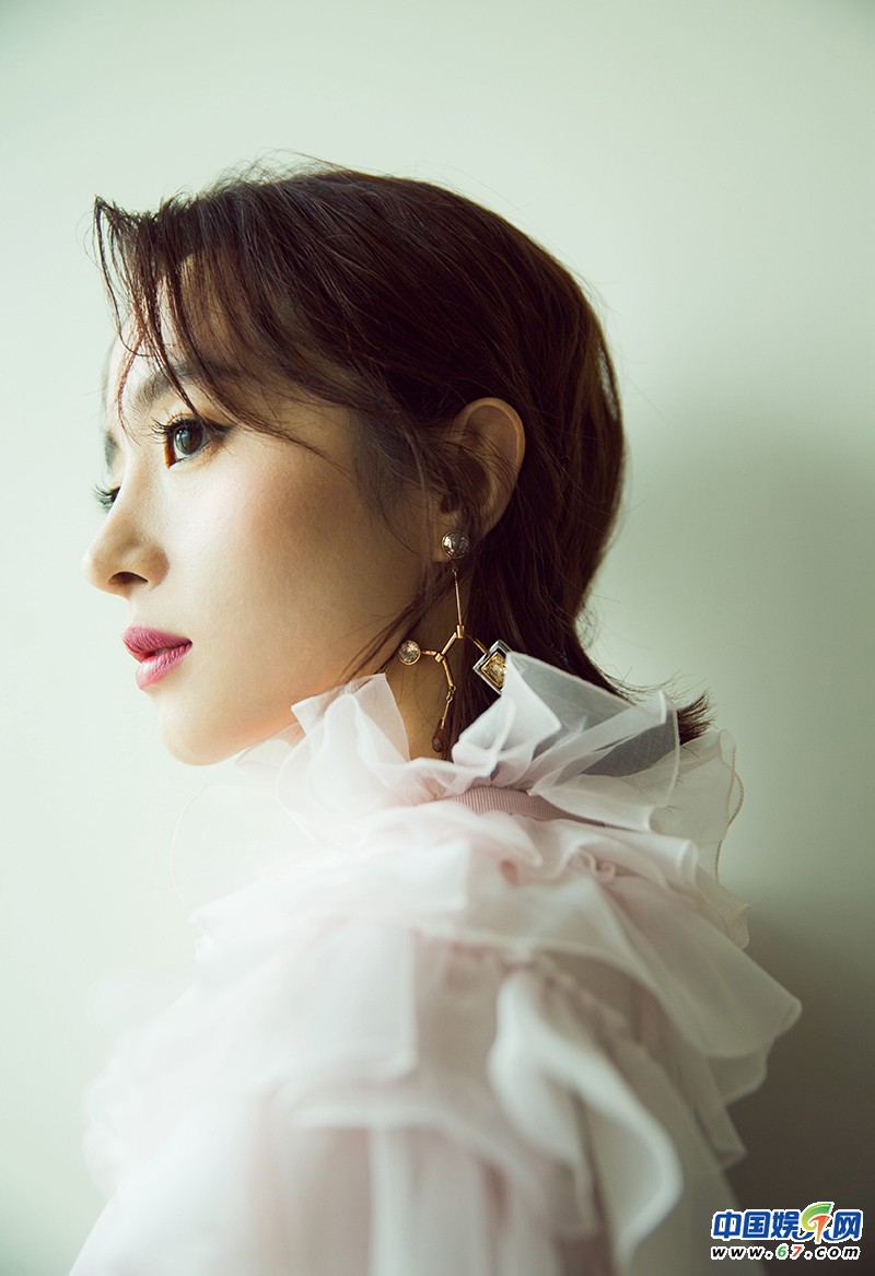 胡冰卿出席时尚活动 演绎甜美酷girl长腿抢镜