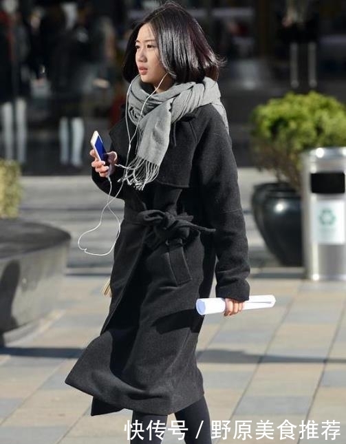 「蓝色」街拍:美女蓝色吊带长裙,长发飘飘,气质高雅