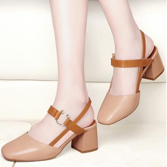 32岁的小姨是个时髦精，新买的凉鞋太惊艳了，洋气又有女人味