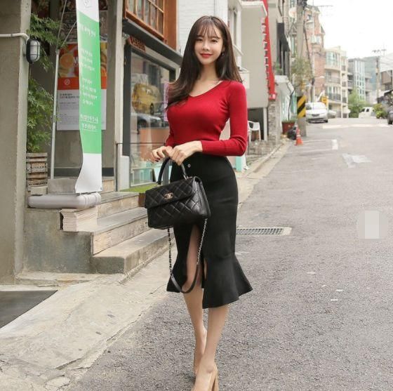 随性甜美的紧身裙美女，彰显与众不同的气质，真迷人