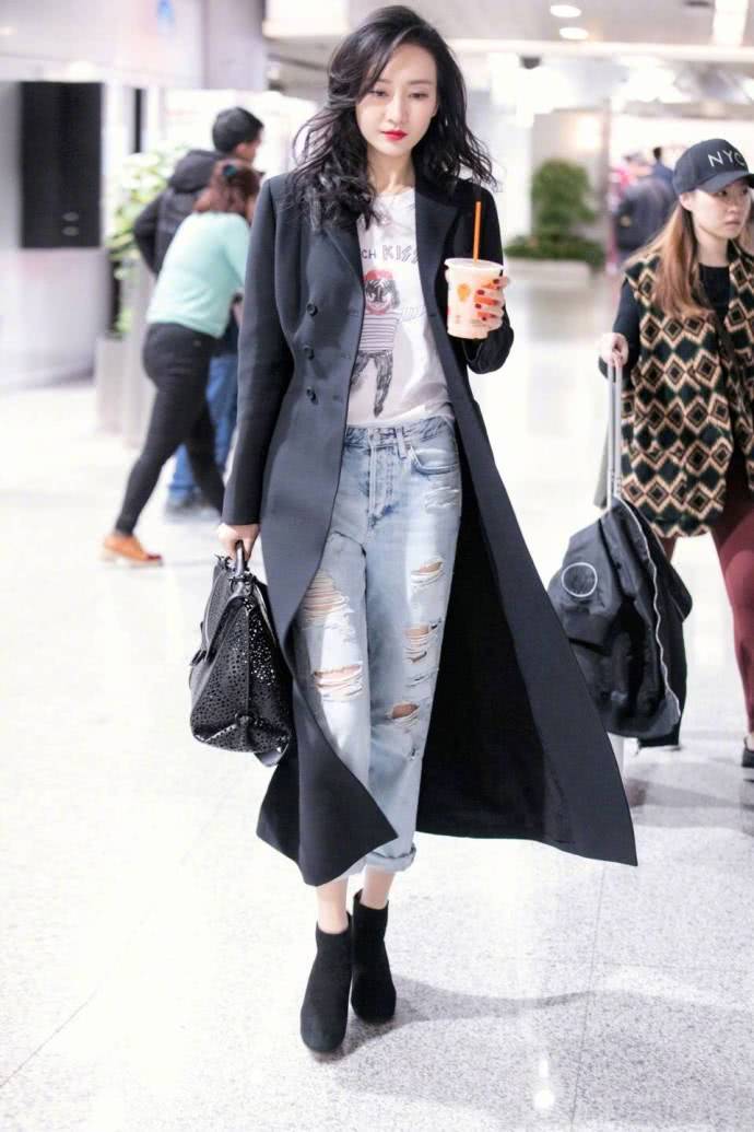 王鸥一条破洞牛仔裤秀曲线，网友：这腿真的撩到我了！