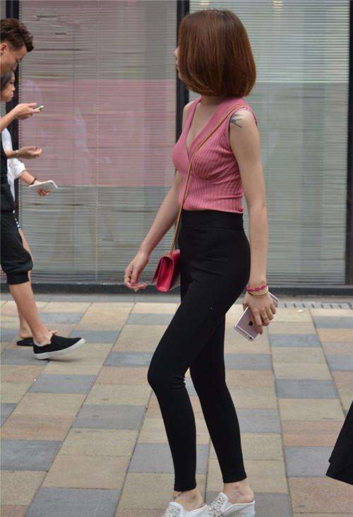 都市时尚：美女上身丰满下身紧, 一条紧身裤穿出完美的筷子腿