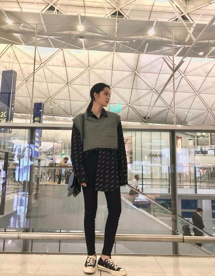 虽然说欧阳娜娜没有演技，但人长的年轻又会穿衣就够了!