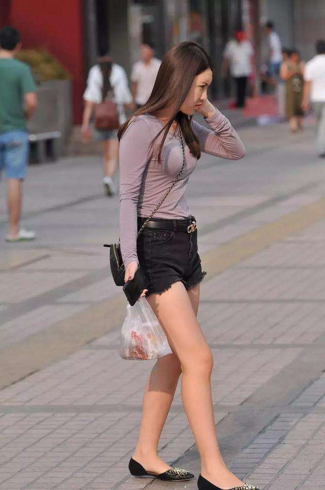 街拍：浅紫紧身裤尽显女神范, 小姐姐简约大气, 让人过目不忘