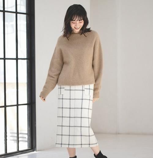  『色格纹窄裙』乍暖还寒时节，就用「格纹窄裙穿搭」展现女人味