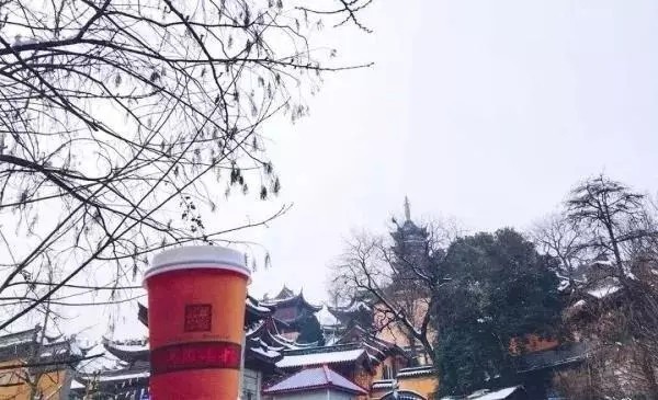 南京寺庙开\＂佛系\＂奶茶店;日本开机器人咖啡厅:哪个更吸引人?