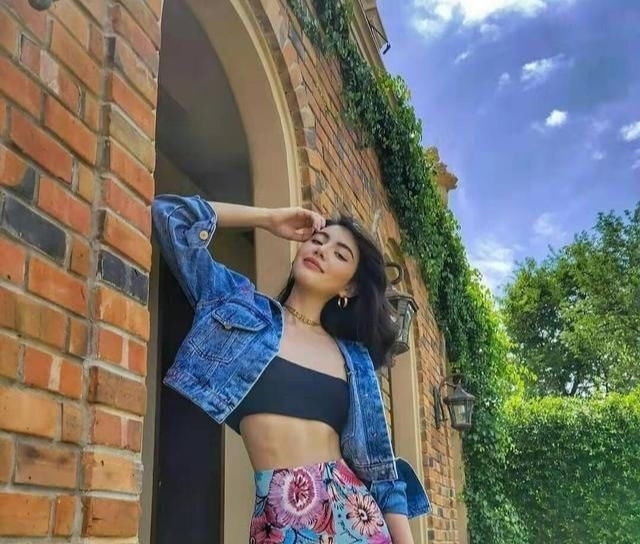 【功不可没】泰国影后Mai太会穿了,穿老气皮毛外套竟像少女,匡威鞋功不可没