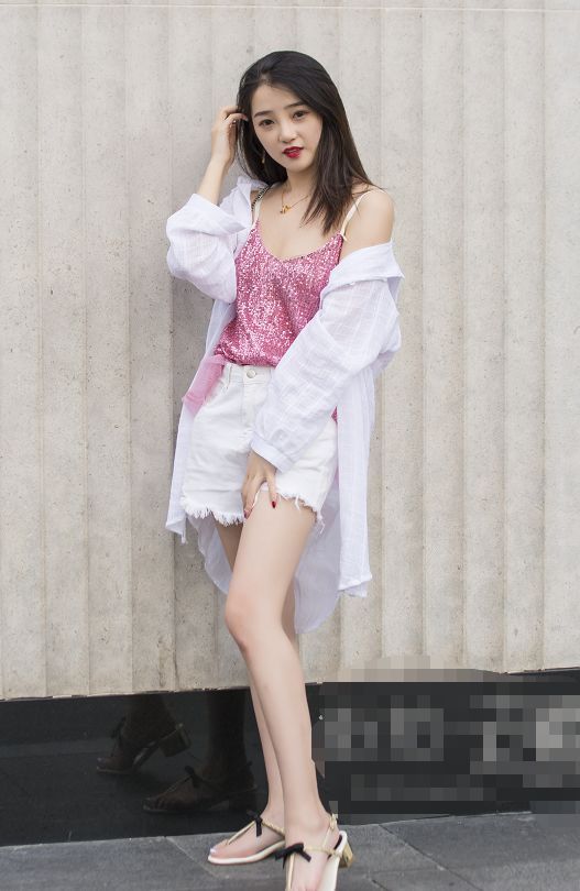 街拍：小姐姐上衣是露肚脐的设计，秀出平坦的小腹，十分性感！