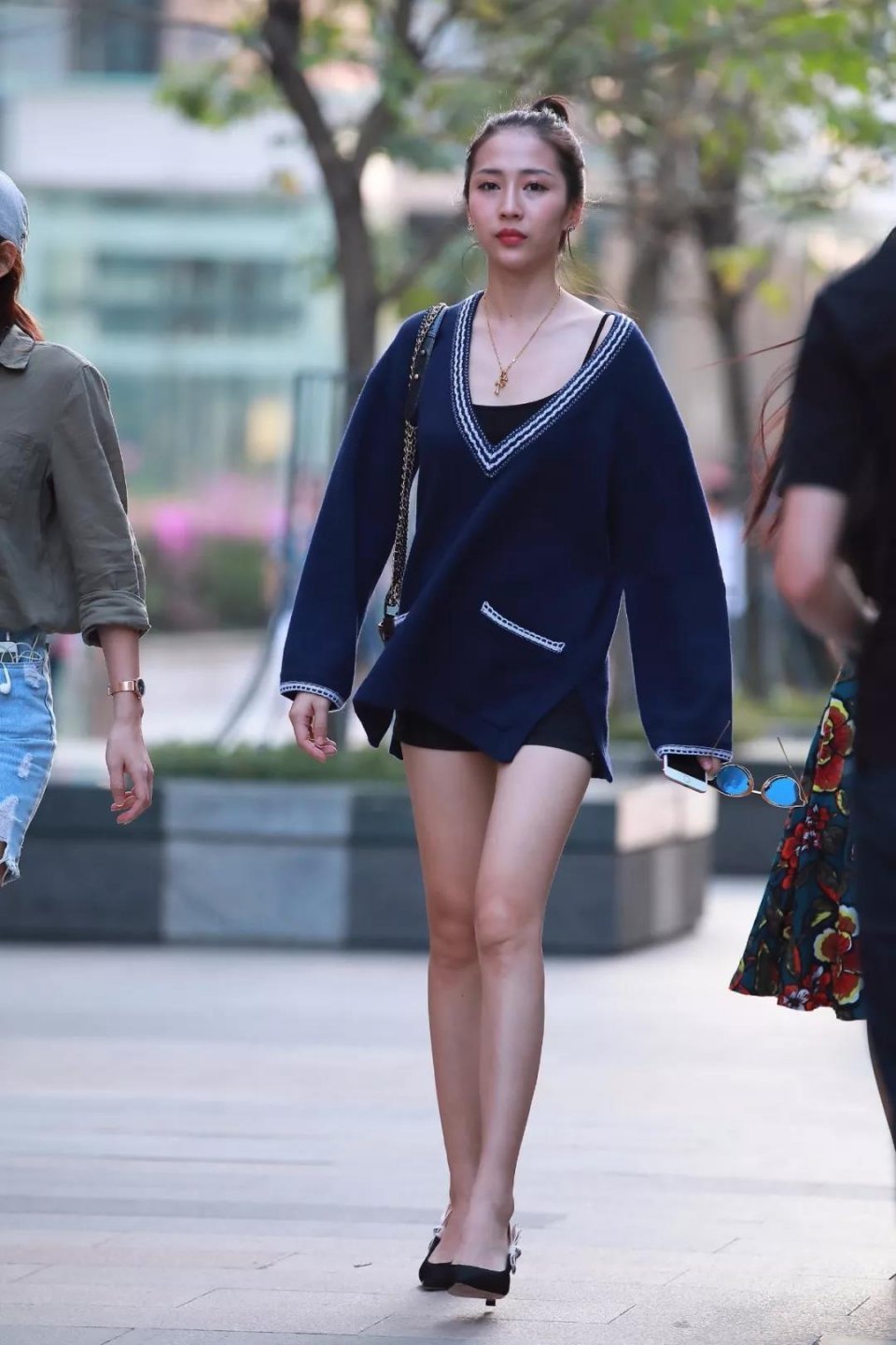 街拍：苗条婀娜大长腿的气质动人的性感美女