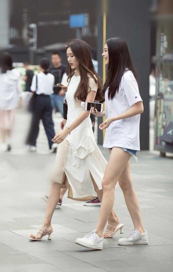 成都街拍: 喜欢第三位文静的女生, 可惜已有男朋友