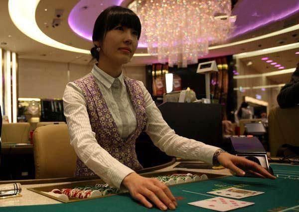 澳门赌场还是别赌了，看看里面时尚的陪赌美女和靓丽的美女游客吧