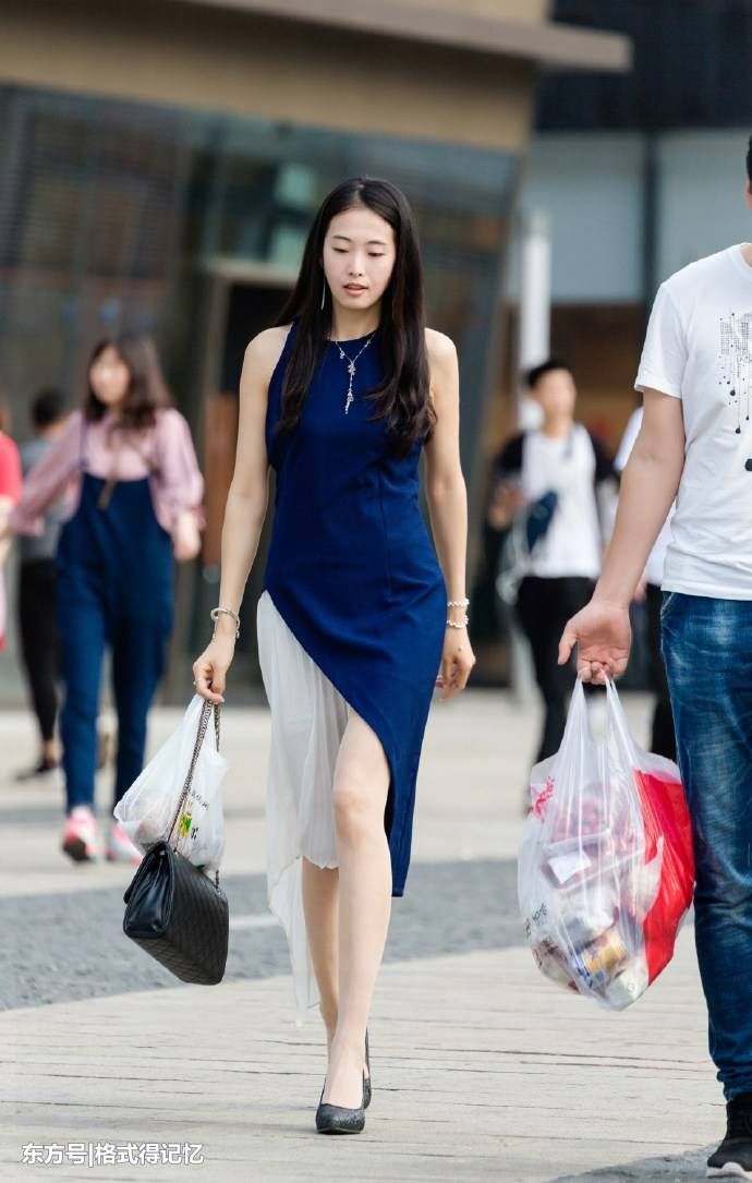 美女穿对半“跳色”连衣长裙，行走间总会有白皙美腿的出现!