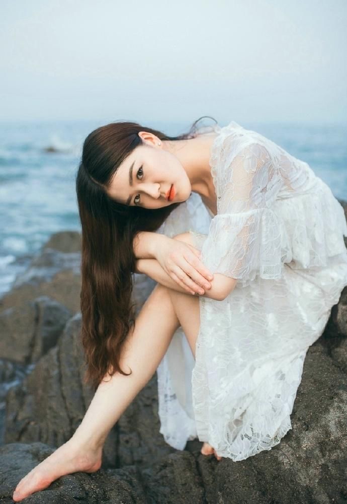 吊带美女性感大胸海边迷人写真图片