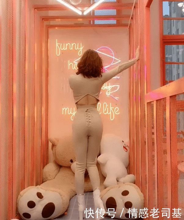 『 网红美女』小姐姐给人利落的美，紧身套装穿搭