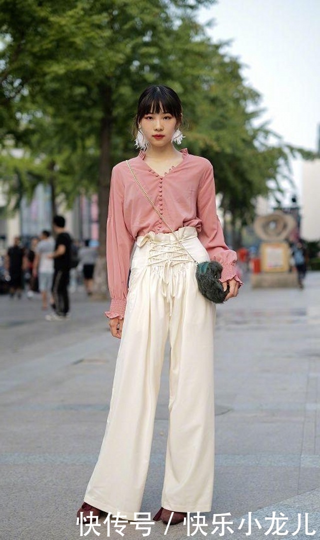  #优雅#街拍：温婉大方的时尚小姐姐，穿吊带长裙，展现优雅身段