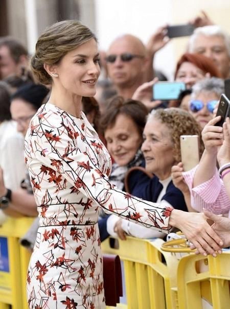 不愧是西班牙王后，这种“花裙子”也穿出气质感，网友：她很尴尬