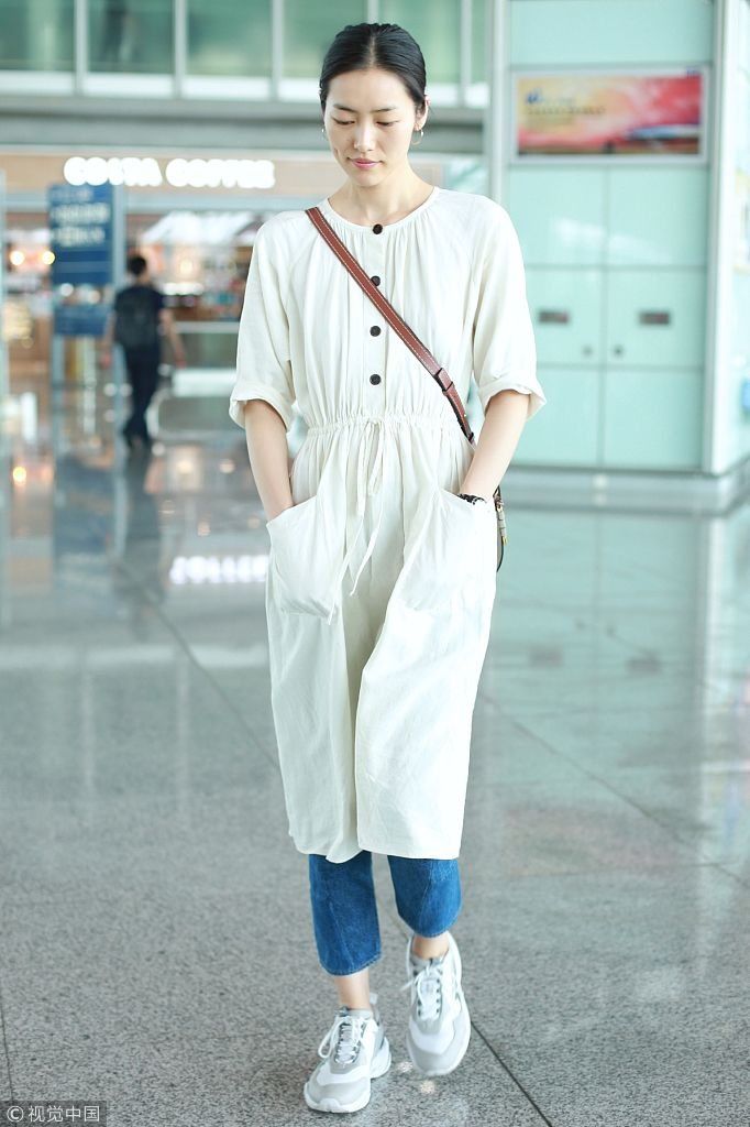 刘雯清爽短发配白色长裙女大学生既视感  对镜嘟嘴卖萌俏皮又可爱